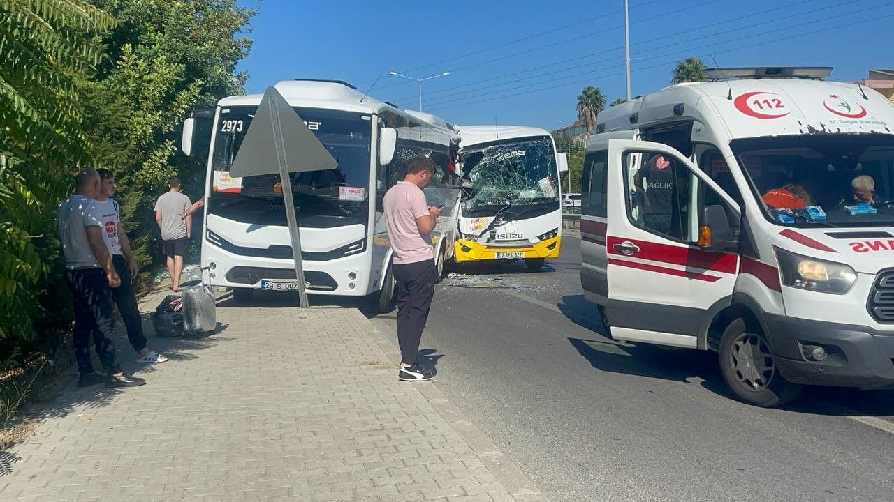 Antalya&#039;da turistleri taşıyan tur midibüsleri çarpıştı: Çok sayıda yaralı var