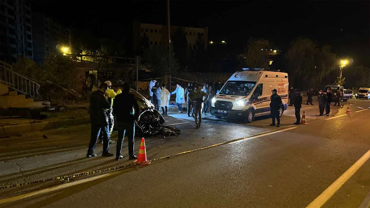 Bayburt'ta feci kaza: Devrilen otomobilin sürücüsü hayatını kaybetti