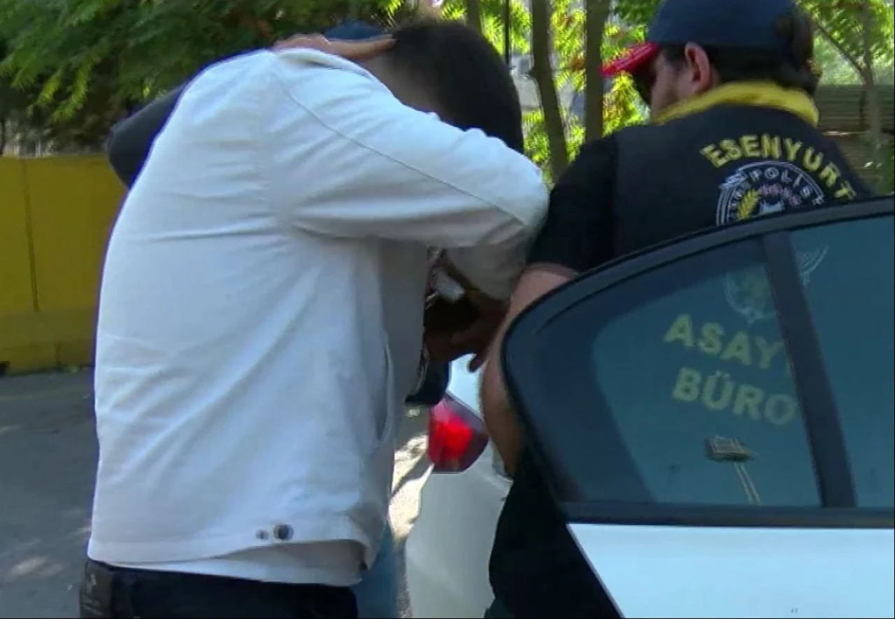 Çalıntı motosikletle silahlı saldırı hazırlığındaydılar! Esenyurt’ta kıskıvrak yakalandılar - 1. Resim