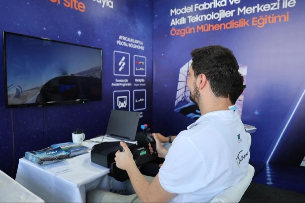 Gençler, pilot olma deneyimini TEKNOFEST'te yaşıyor - 2. Resim