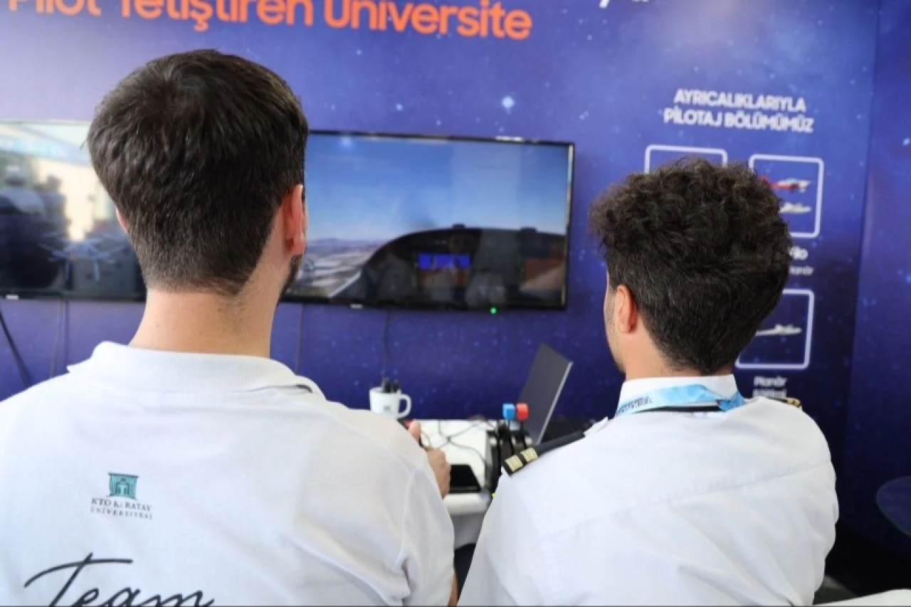 Gençler, pilot olma deneyimini TEKNOFEST'te yaşıyor - 3. Resim