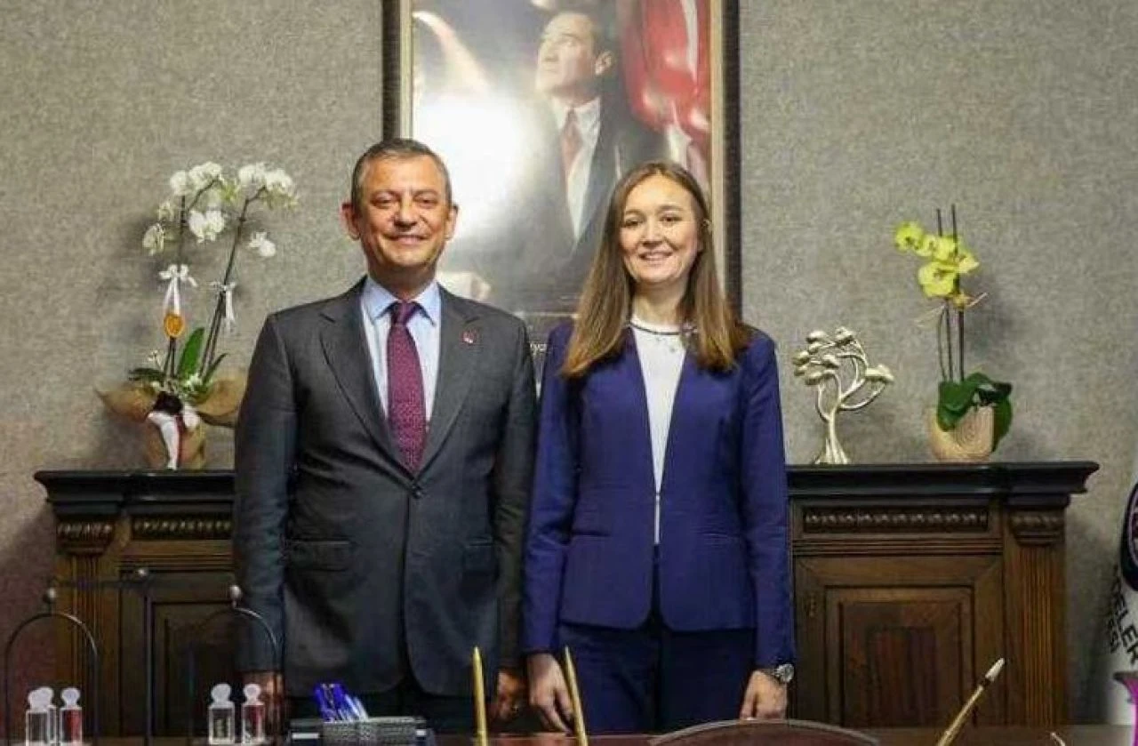 Özgür Özel ve Gülşah Durbay hakkındaki ithamlar sonrası CHP harekete geçti! O yazıyı yazan gazeteci için açıklama