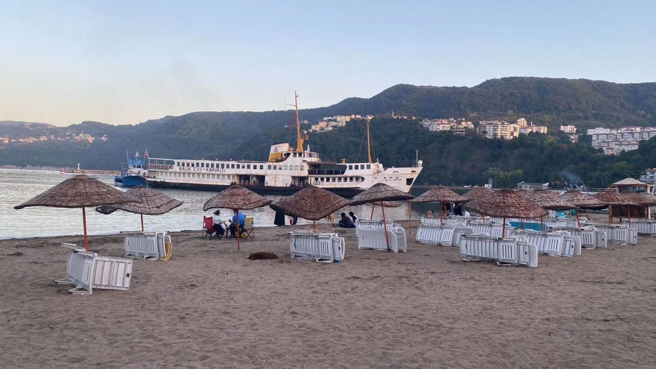 Plajda vapuru görenler şaşkınlığa uğradı! Yüzerken faciadan döndüler - 1. Resim