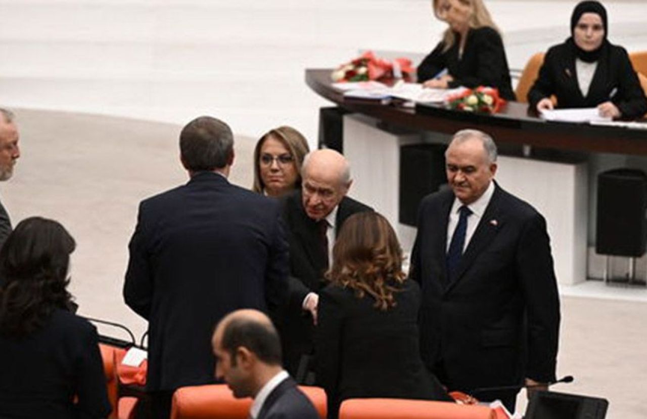 Son dakika | Meclis'teki tokalaşma çok konuşulmuştu! MHP lideri Bahçeli’den ilk açıklama - 2. Resim