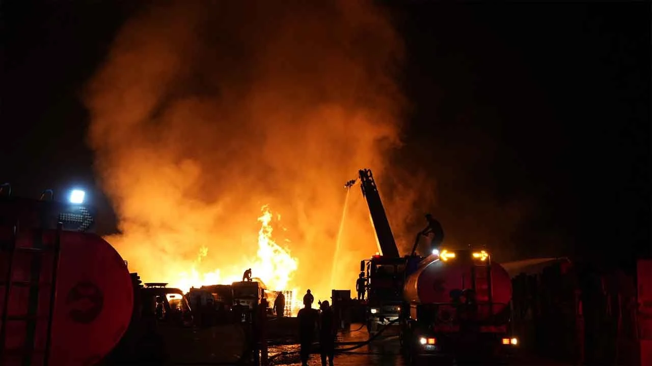 Bursa'da palet fabrikasında yangın! Olay yerine çok sayıda ekip sevk edildi - 4. Resim