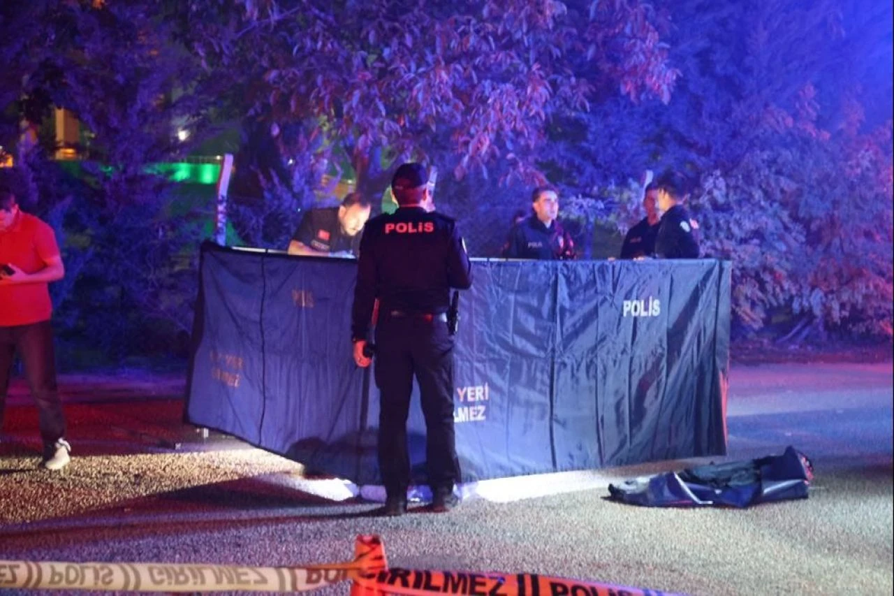 Konya’da sokakta yürüyen genç kıza çarparak öldüren sürücü kaçtı!