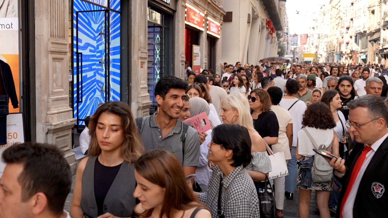 Kültür Yolu Festivali’ne yoğun ilgi! İstiklal Caddesi ve AKM’de metrelerce kuyruk oluştu