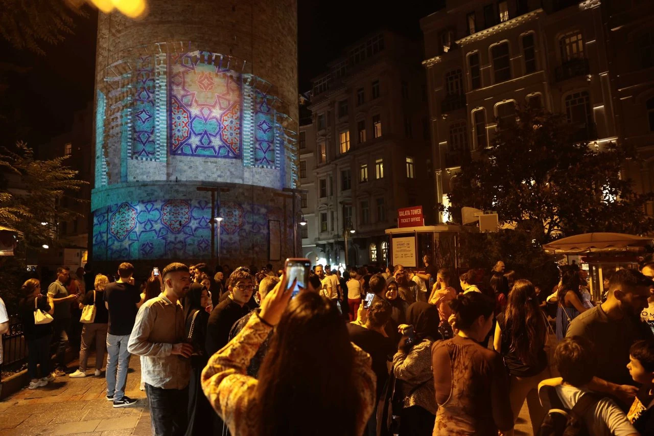 Kültür Yolu Festivali’ne yoğun ilgi! İstiklal Caddesi ve AKM’de metrelerce kuyruk oluştu