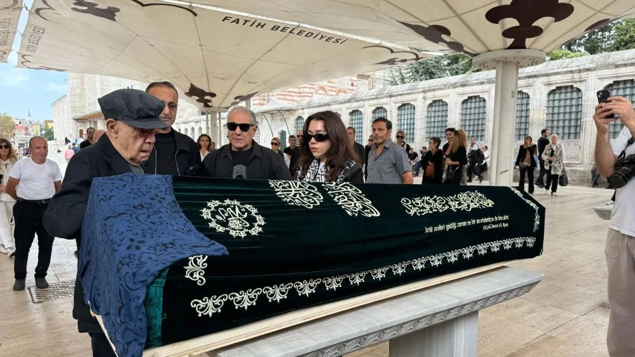 Mazhar Alanson'dan kızına son veda! Başını tabuta dayadı, sözleri yürek yaktı