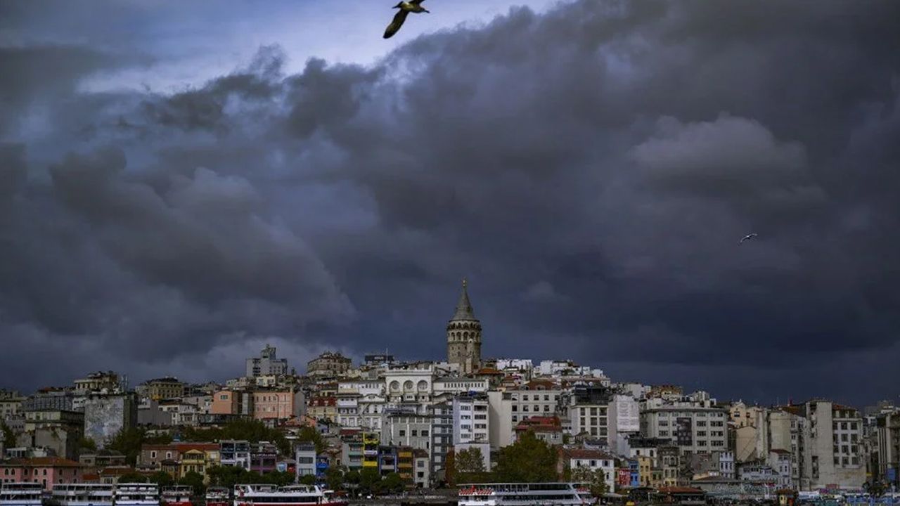 Meteoroloji&#039;den İstanbul için gök gürültülü sağanak uyarısı! Saat verildi, çok kuvvetli geliyor