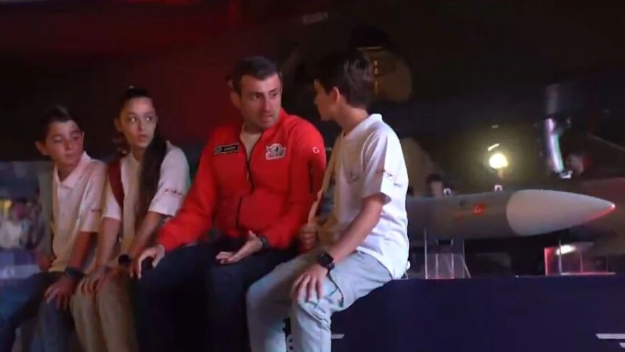 Selçuk Bayraktar TRT dizisinde rol aldı! Gökyüzünden sonra sıra sahnelerin tozunda - 1. Resim