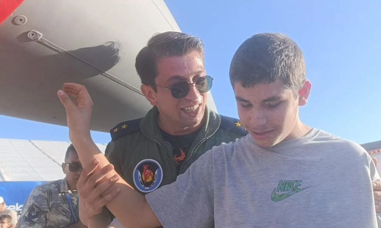 TEKNOFEST'te duygulandıran anlar! Görme engelli ikizlerin F-16 hayali gerçek  oldu - 2. Resim