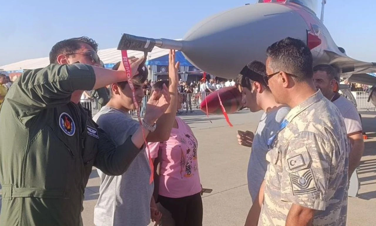TEKNOFEST'te duygulandıran anlar! Görme engelli ikizlerin F-16 hayali gerçek  oldu - 3. Resim