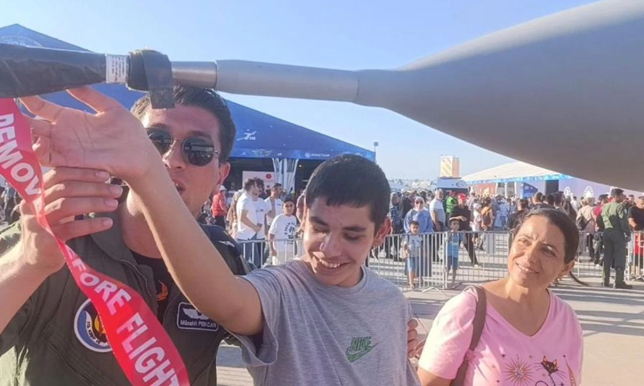 TEKNOFEST'te duygulandıran anlar! Görme engelli ikizlerin F-16 hayali gerçek  oldu - 1. Resim