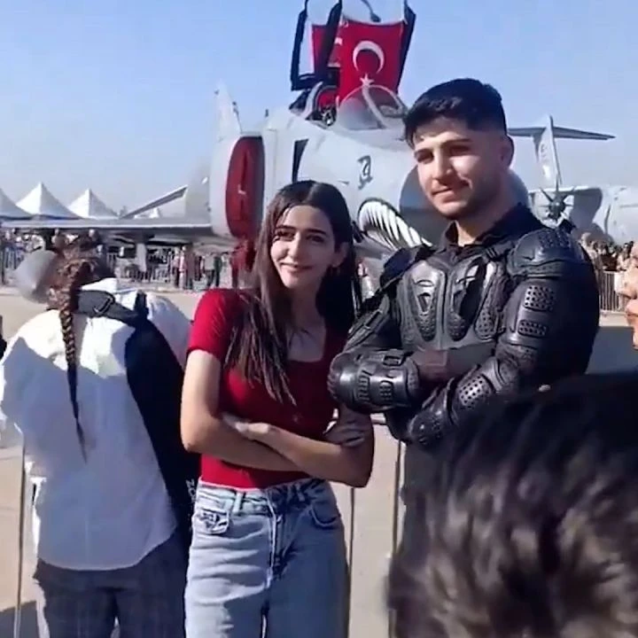 Teknofest'te güldüren anlar! Herkes onunla fotoğraf çekilmek için sıraya girdi, nedeni sosyal medyada gündem oldu - 1. Resim