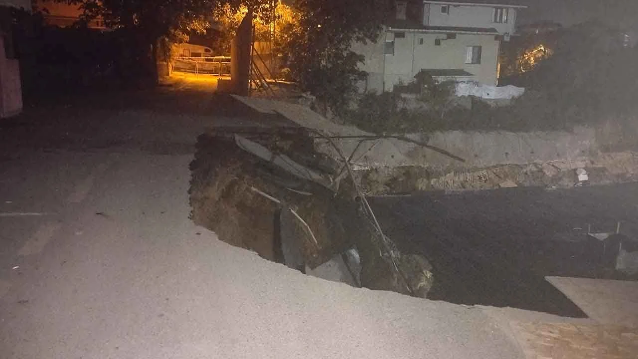 Üsküdar'da istinat duvarı çöktü! Sokağa girişler kapatıldı