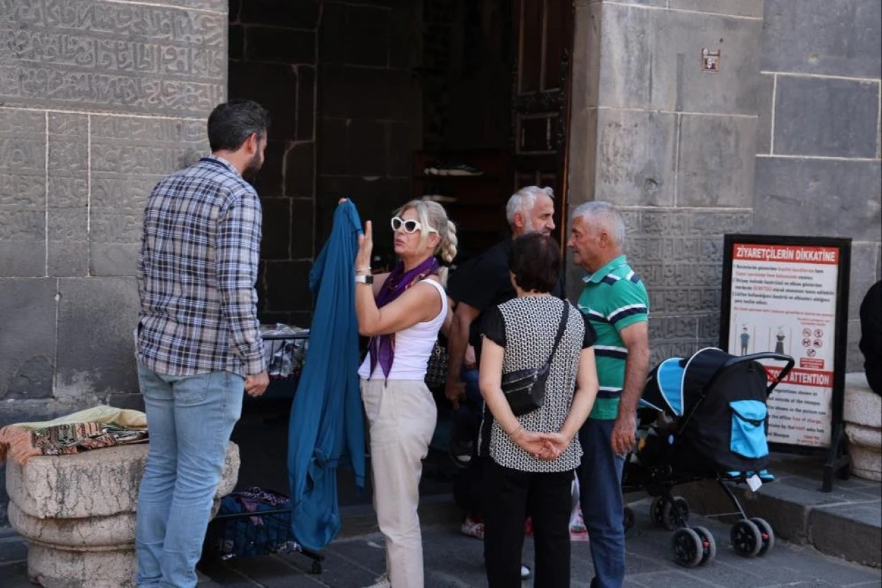 Bursa'dan sonra Diyarbakır'da da aynı manzara: Turistler etekleri çok sevdi! - 1. Resim