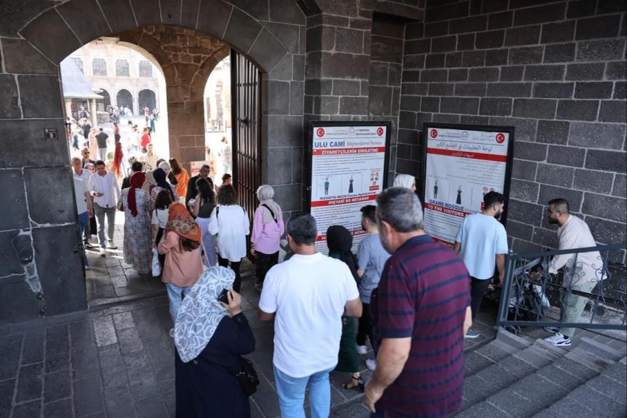 Bursa'dan sonra Diyarbakır'da da aynı manzara: Turistler etekleri çok sevdi! - 2. Resim