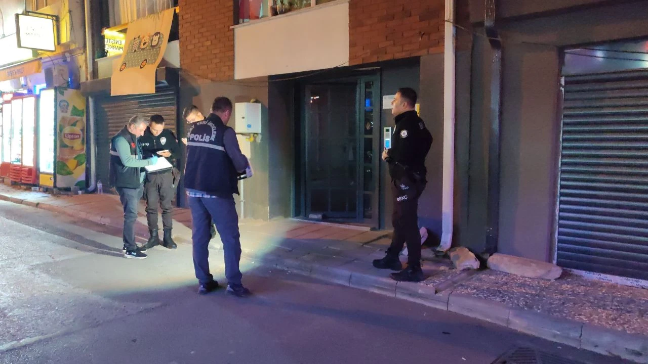 Evdeki misafirin gözü önünde eşini bıçakladı - 1. Resim