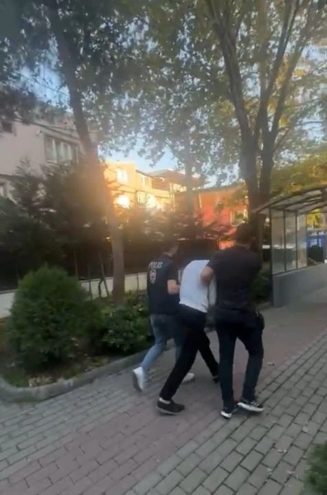 Genç kız otobüsün çarpmasıyla savruldu! Bu sırada "pes" dedirten hırsızlık - 1. Resim