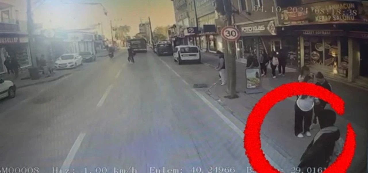 Genç kız otobüsün çarpmasıyla savruldu! Bu sırada "pes" dedirten hırsızlık - 2. Resim