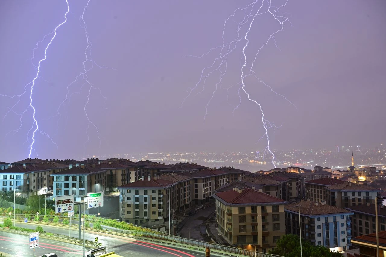 İstanbul'da geceyi şimşekler aydınlattı! Yağışın ne zaman biteceği belli oldu - 1. Resim