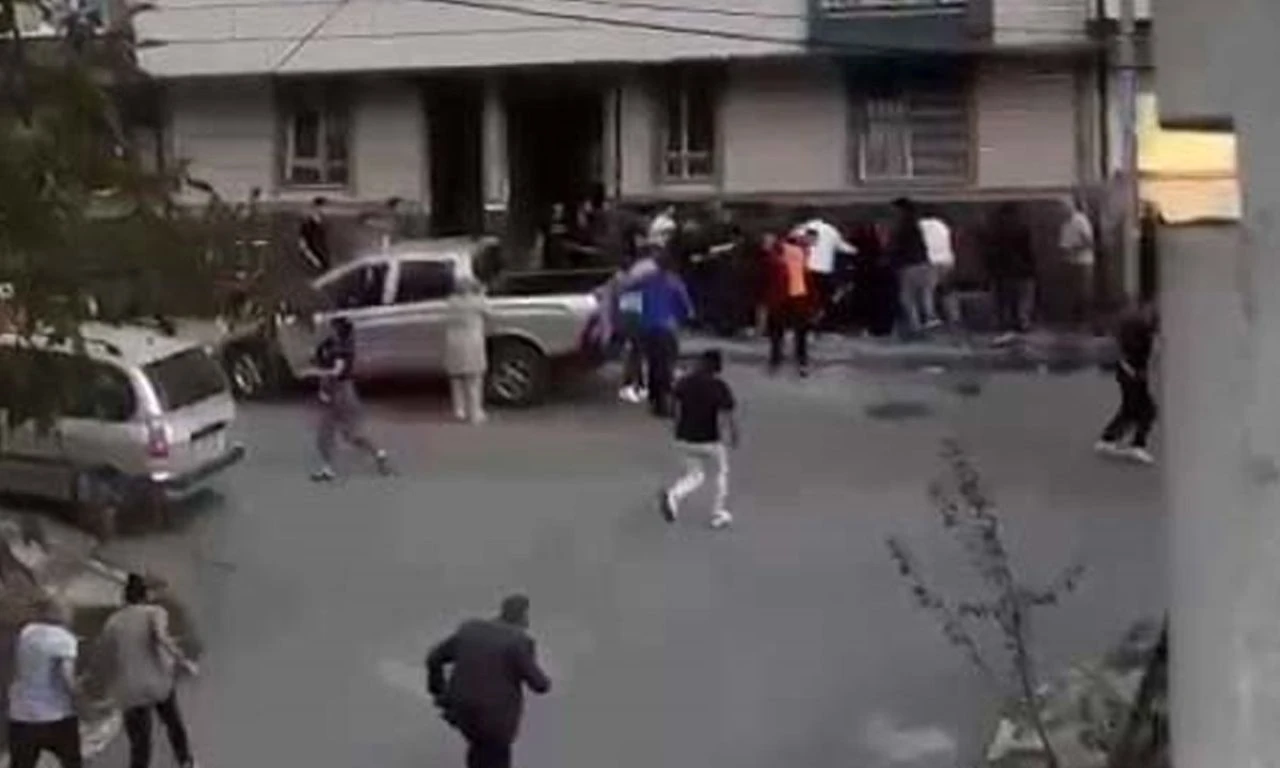 Kavgaya iş makinesiyle daldı, ortalık savaş alanına döndü: 20 kişi yaralandı - 1. Resim