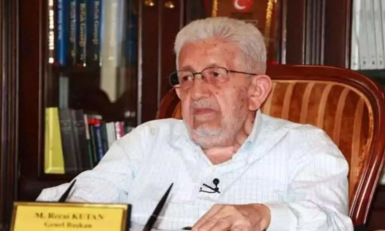 Recai Kutan Saadet Partisi ve Fazilet Partisi'nin genel başkanlığını yaptı