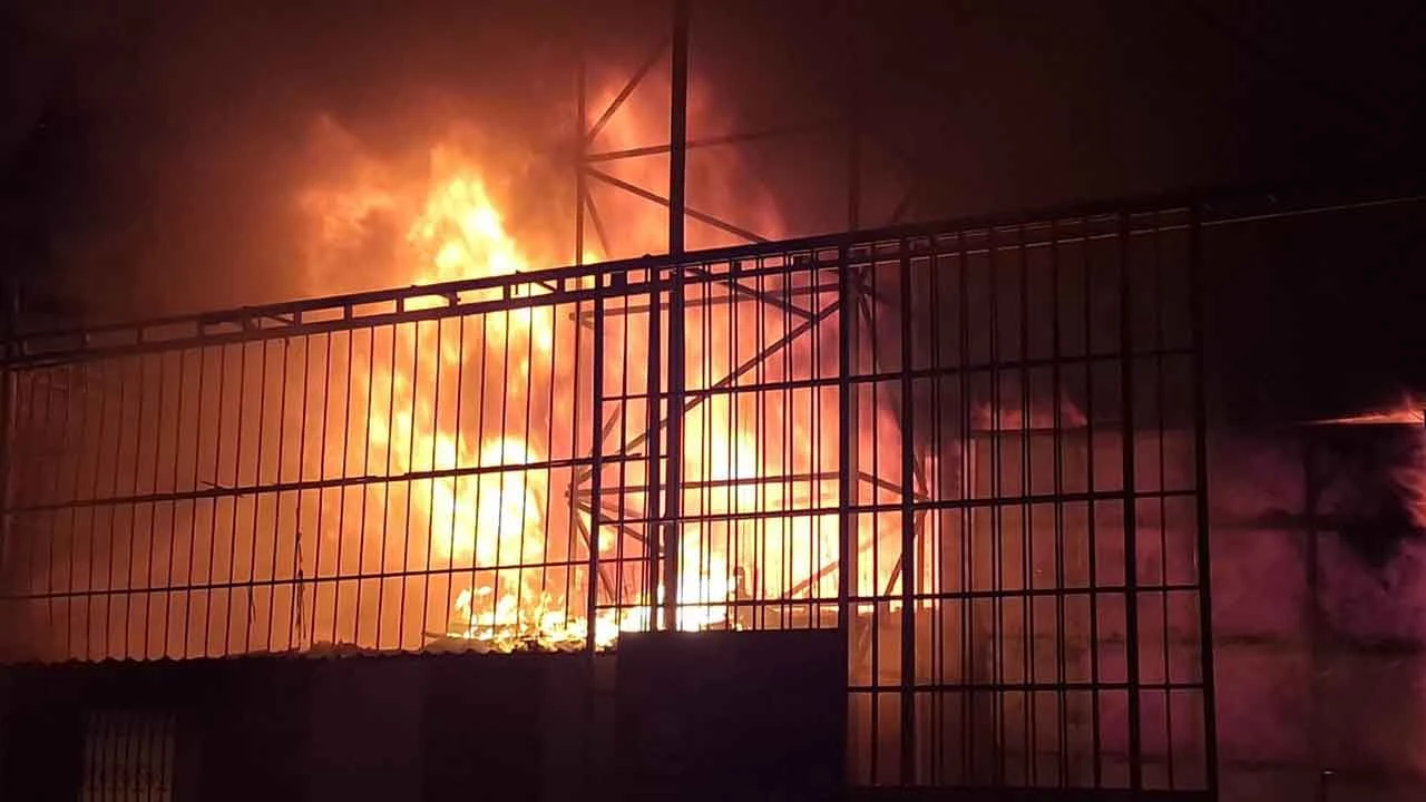 Adana'da feci yangın! Mobilya imalathanesi küle döndü