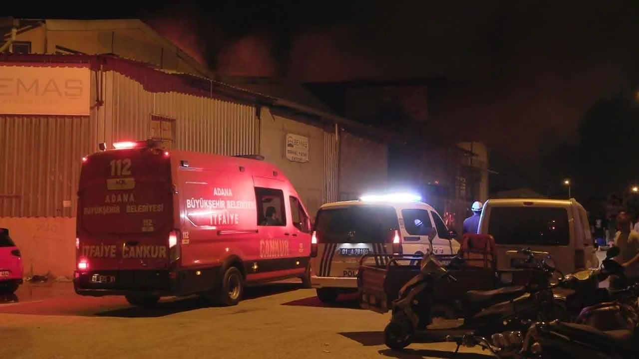 Adana'da feci yangın! Mobilya imalathanesi küle döndü