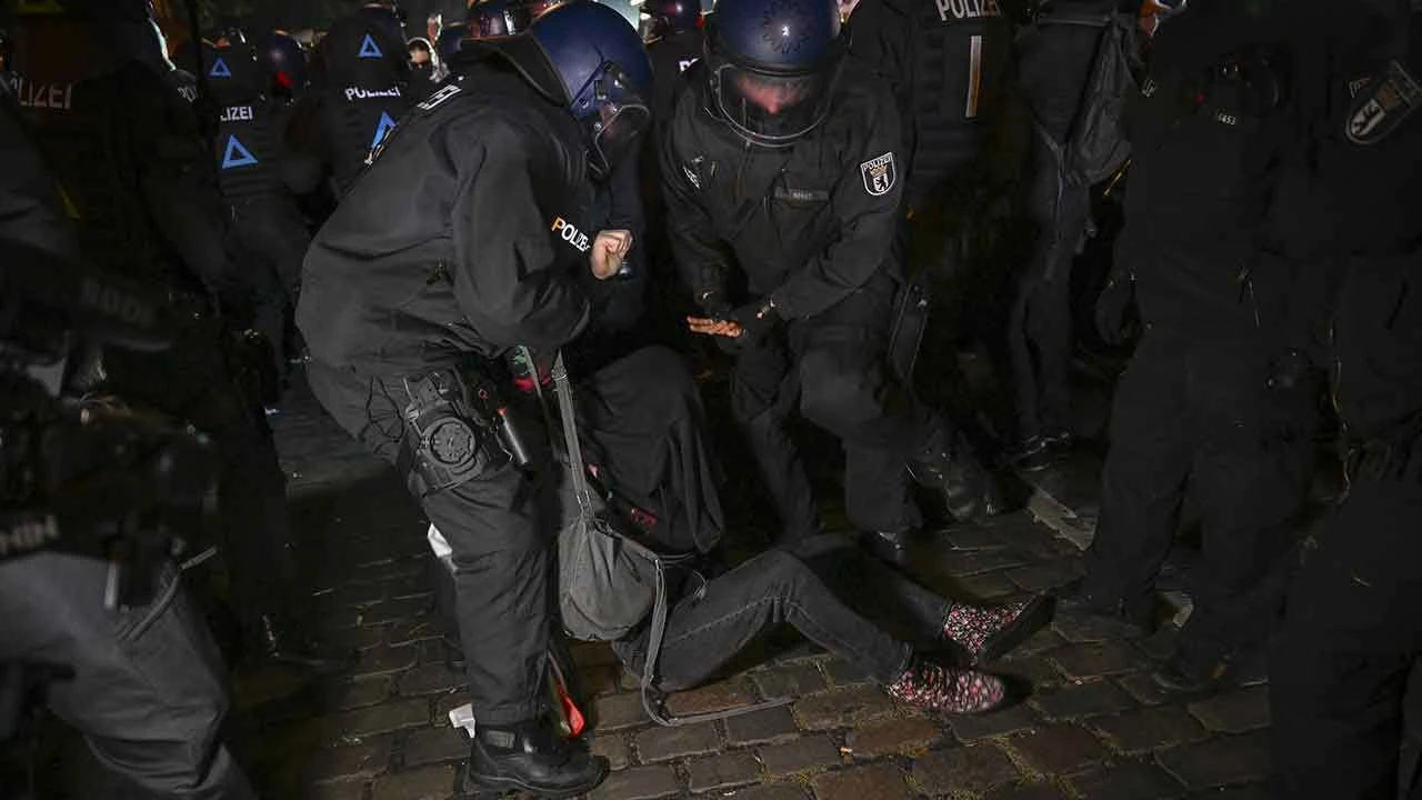 Berlin'de ortalık karıştı: Polisten Filistin destekçilerine sert müdahale! - 2. Resim