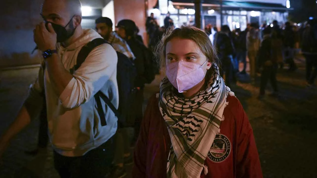 Berlin'de ortalık karıştı: Polisten Filistin destekçilerine sert müdahale! - 4. Resim