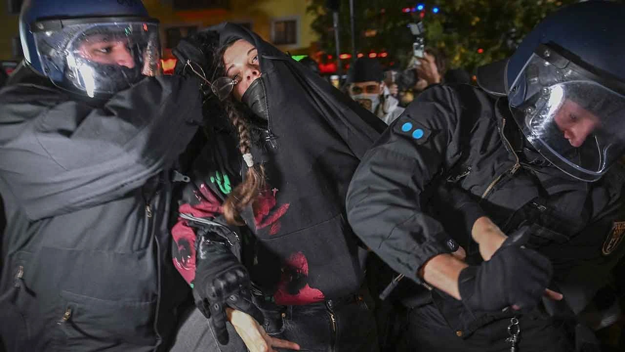 Berlin'de ortalık karıştı: Polisten Filistin destekçilerine sert müdahale! - 5. Resim