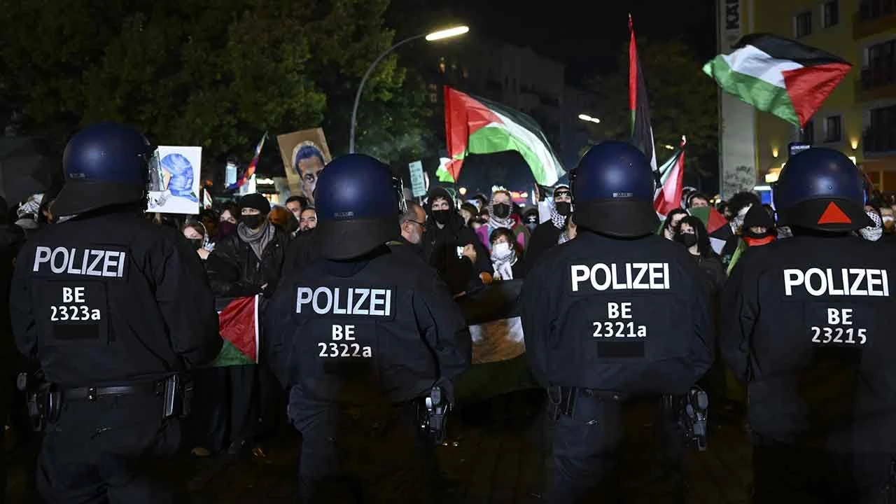 Berlin'de ortalık karıştı: Polisten Filistin destekçilerine sert müdahale! - 1. Resim