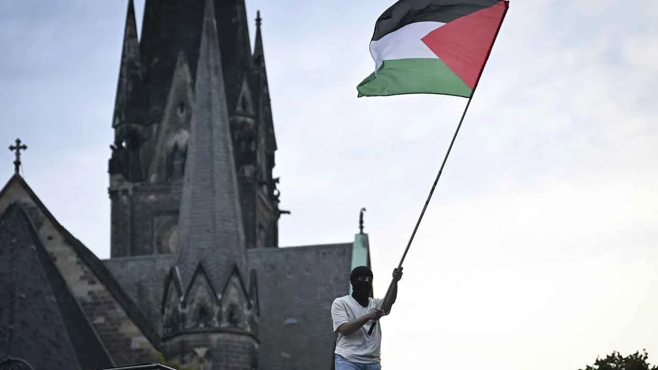 Berlin'de ortalık karıştı: Polisten Filistin destekçilerine sert müdahale! - 3. Resim