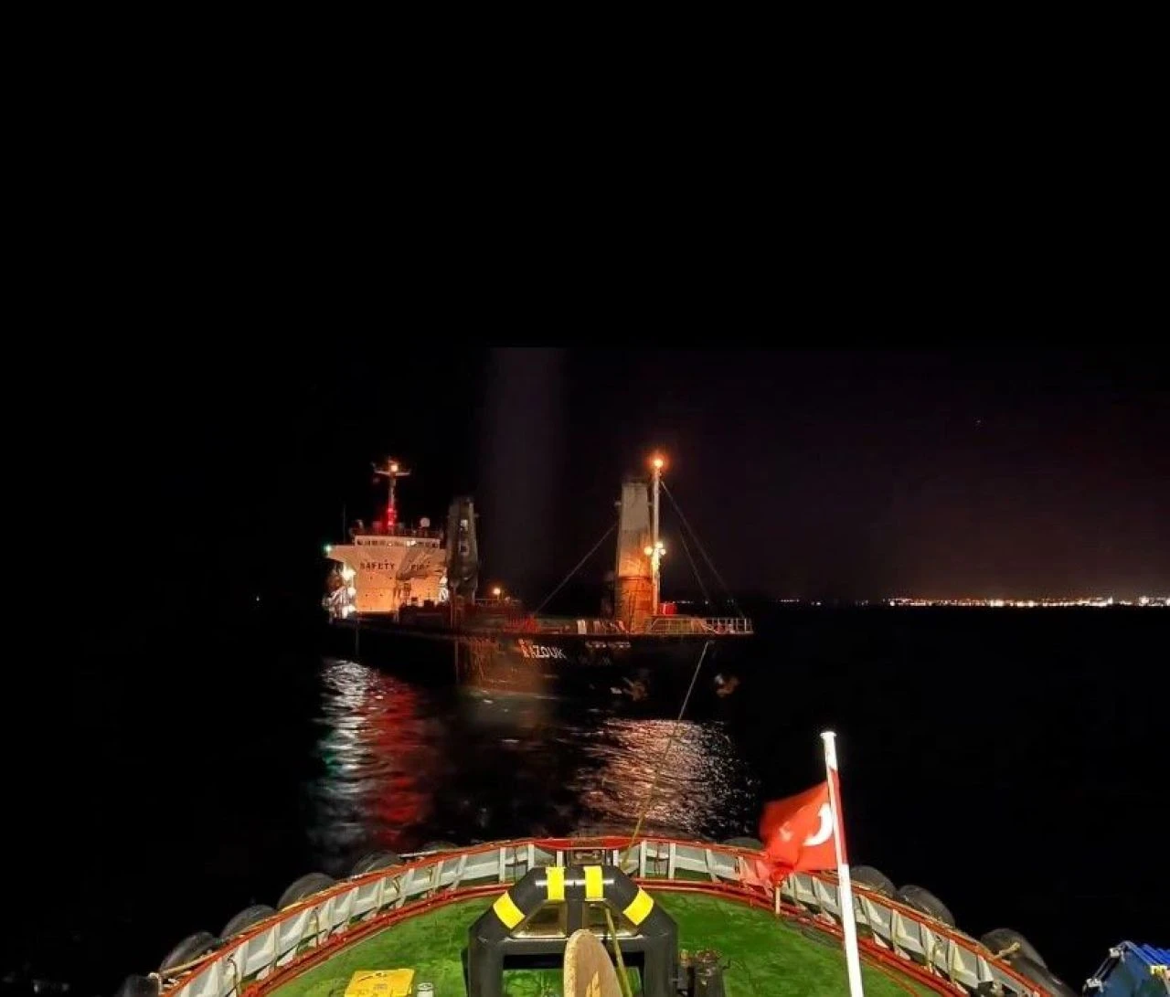 Bulgaristan'a giden 100 metrelik gemi Çanakkale’de demirletildi!