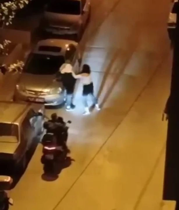 Dehşet anları kamerada: Defalarca yumruk yiyen genç kız, suç makinesinden ayrılmadı - 1. Resim