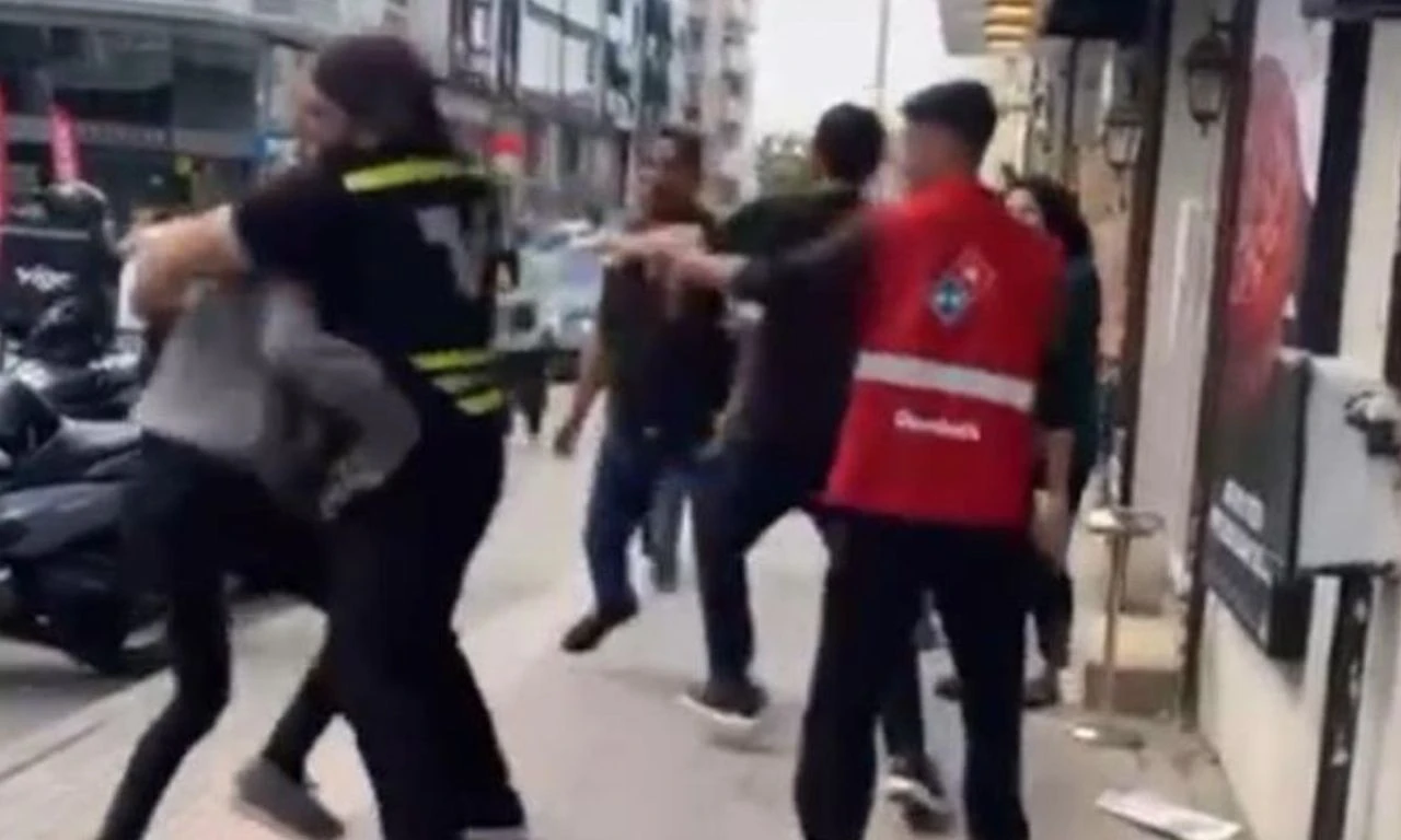 Kuryelerin sopalı yumruklu kavgası kamerada - 1. Resim