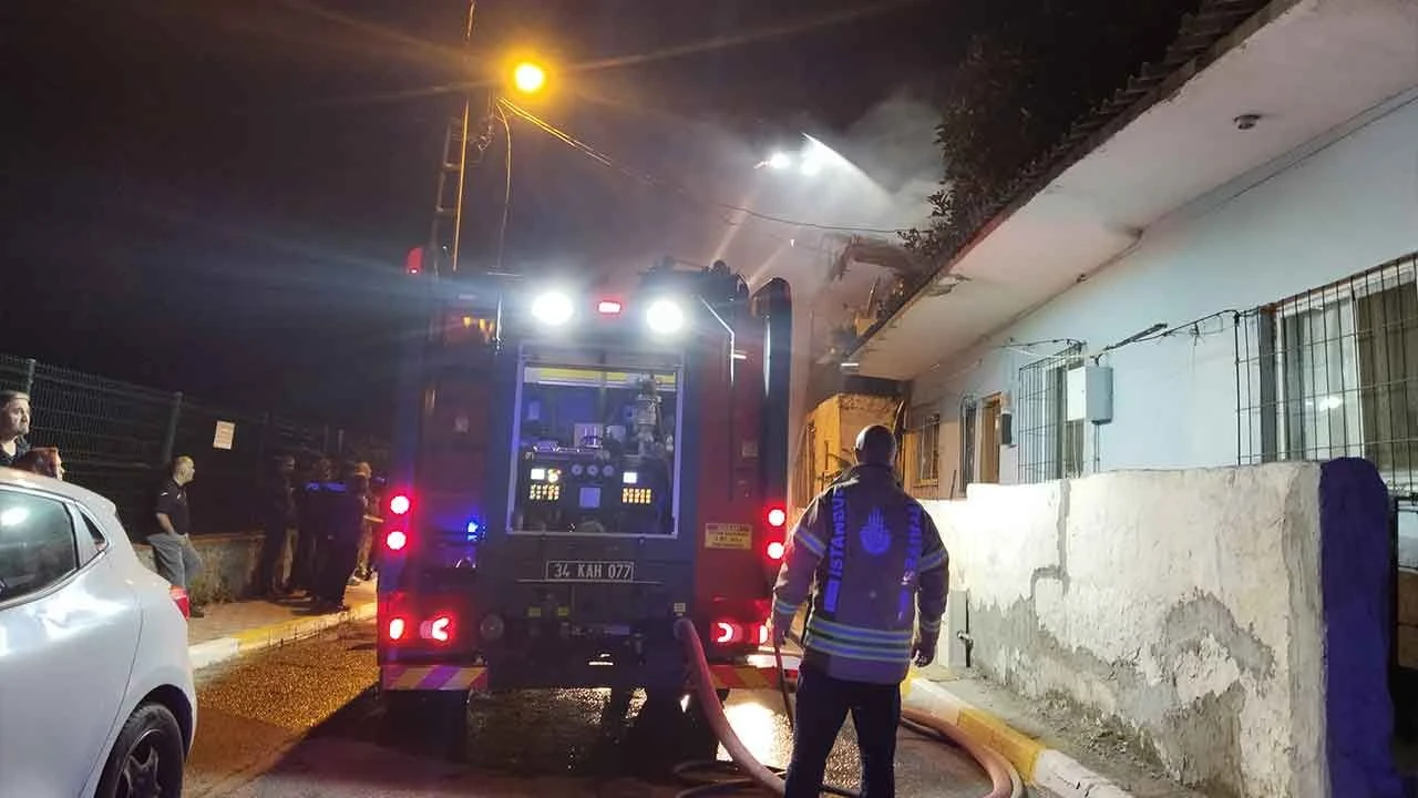 Pendik'te yangın! İki katlı ev alev topuna döndü