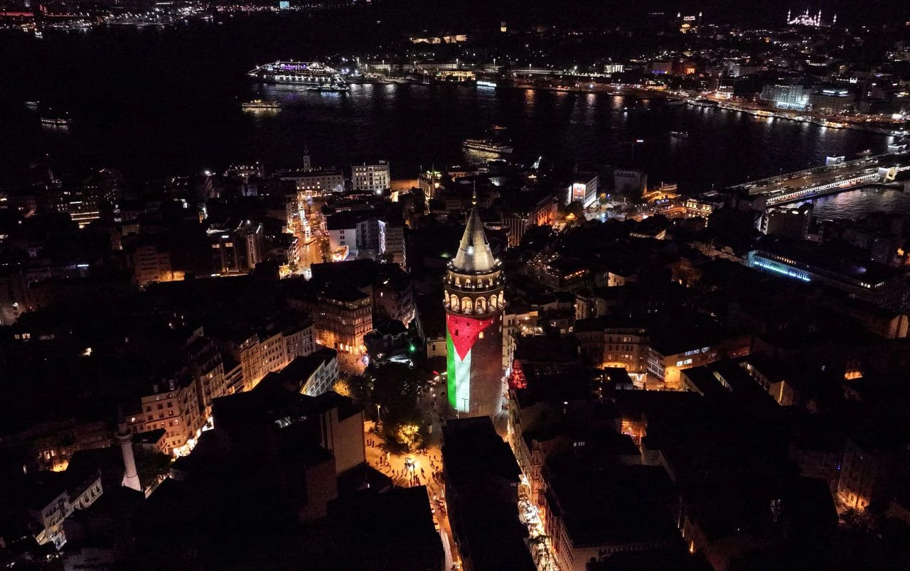 Saldırıların yıldönümünde Galata Kulesi'ne Filistin bayrağı yansıtıldı - 1. Resim