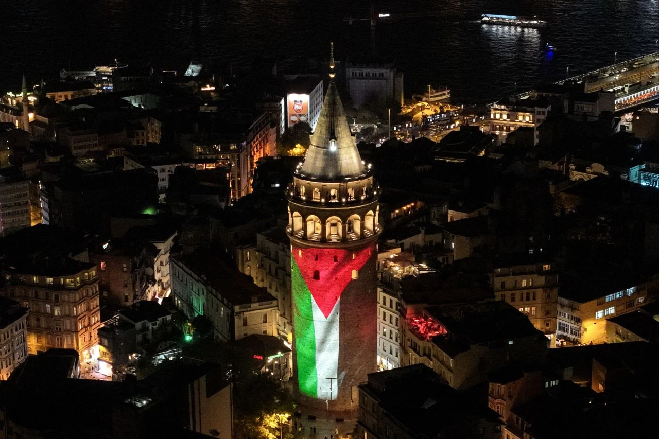 Saldırıların yıldönümünde Galata Kulesi'ne Filistin bayrağı yansıtıldı - 2. Resim