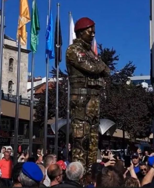 Tanju Özcan şehir merkezine bordo bereli heykeli dikti - 1. Resim