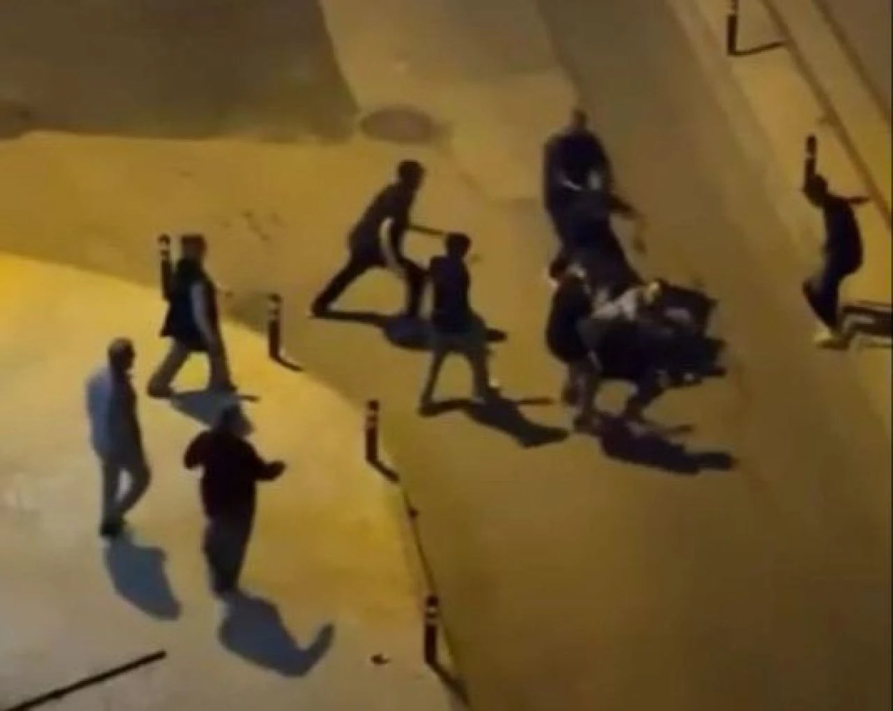 Bursa’da 5 kişi 1 kişiye daldı! O anlar kamerada