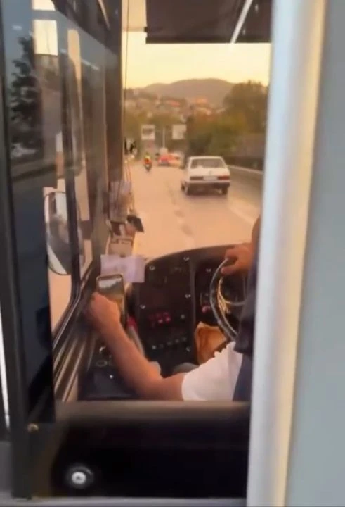 Hem trafiği hem yolcuları tehlikeye attı! Yürekleri ağza getiren anlar!