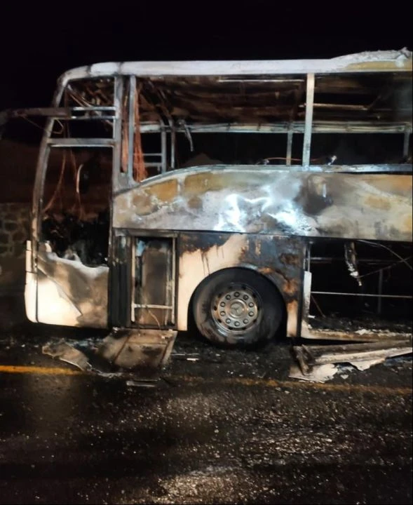 Muş-Bingöl karayolunda yolcu otobüsü alev alev yandı!