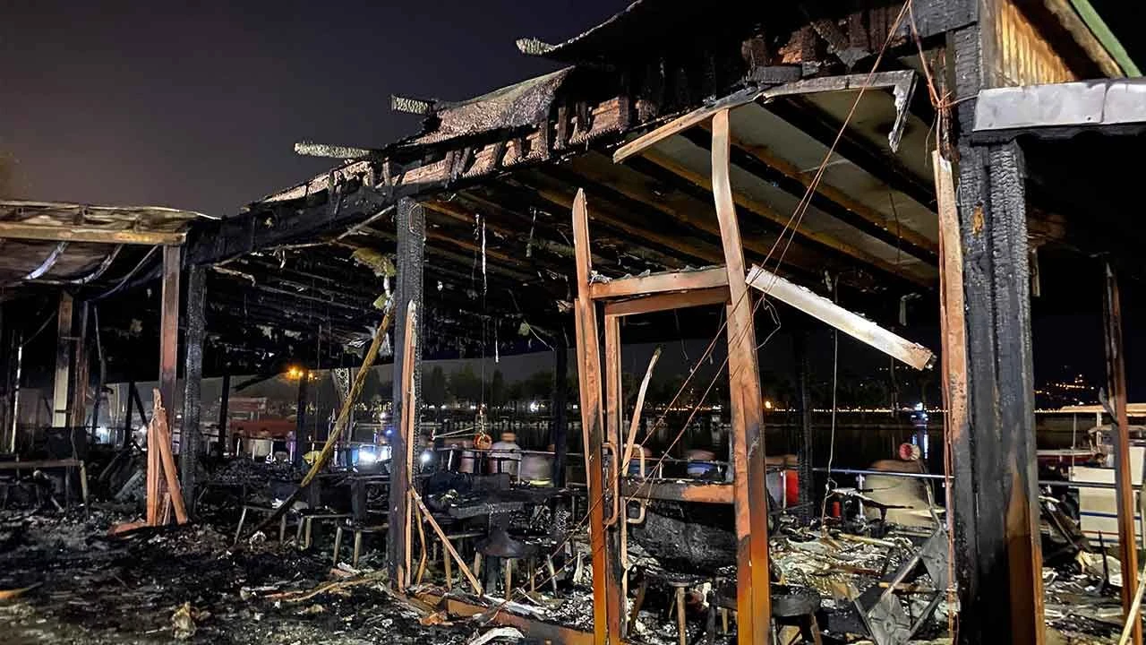 Sahilde korkunç yangın! Restoran bir anda alev topuna döndü, geriye iskeleti kaldı