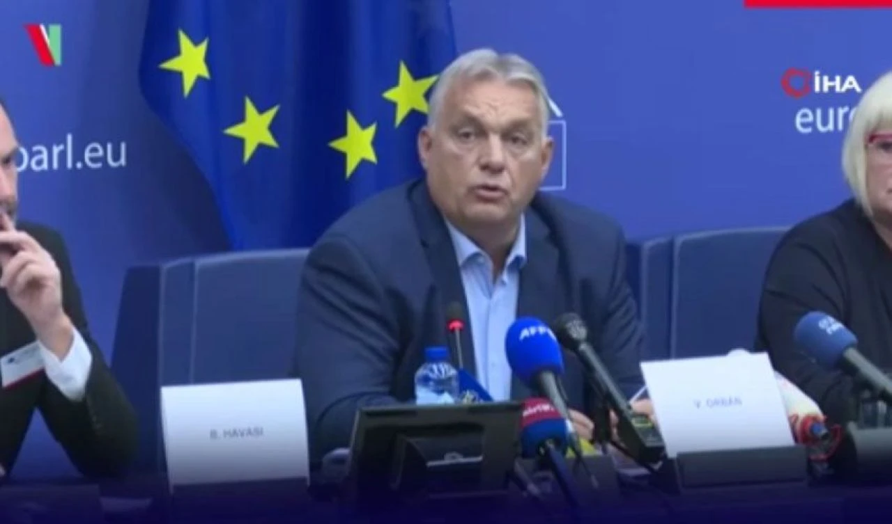 Ülkesini satmakla suçladığı başbakana para fırlattı! Parlamentoda hareketli dakikalar