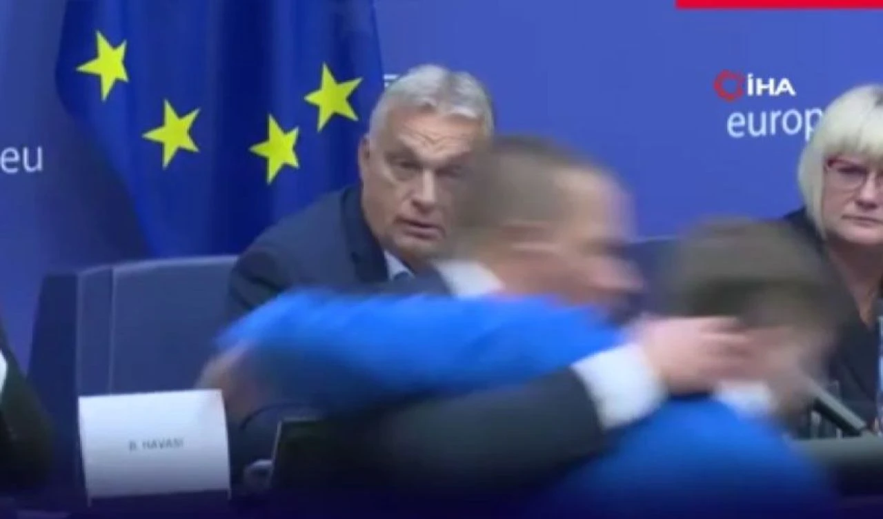 Ülkesini satmakla suçladığı başbakana para fırlattı! Parlamentoda hareketli dakikalar