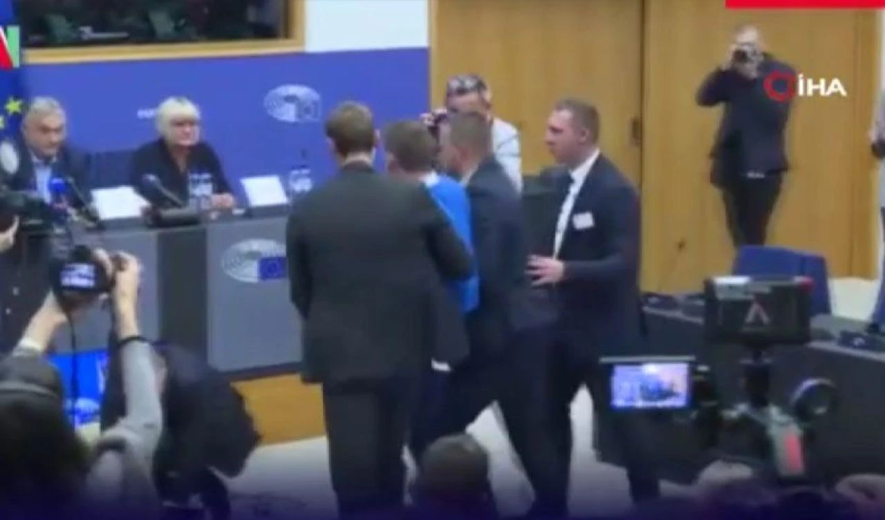 Ülkesini satmakla suçladığı başbakana para fırlattı! Parlamentoda hareketli dakikalar