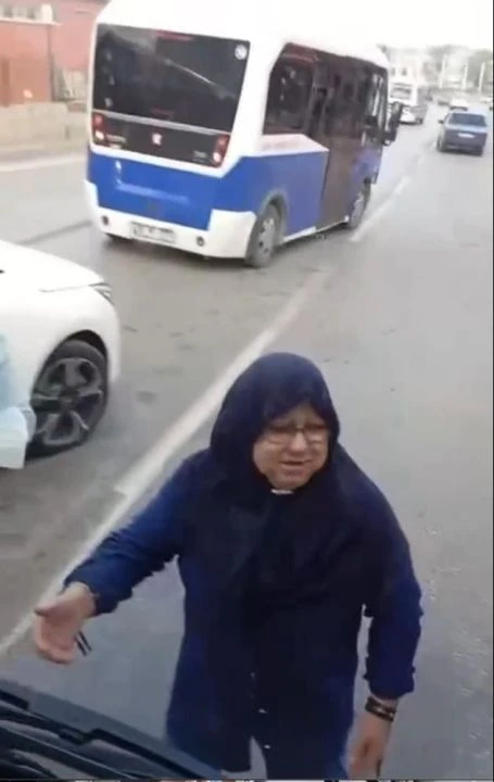 Bu görüntülere yürek dayanmaz! Engelli oğulları için aracın önüne yattılar - 2. Resim